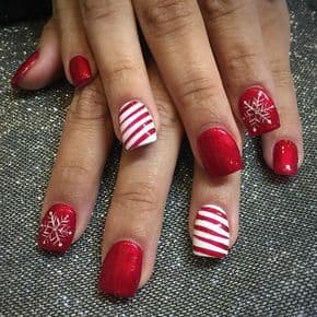 Uñas pintadas rojas con líneas y estrella